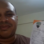joven cocinero pide