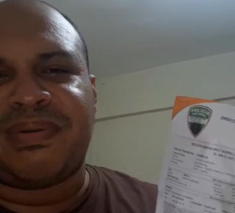 joven cocinero pide